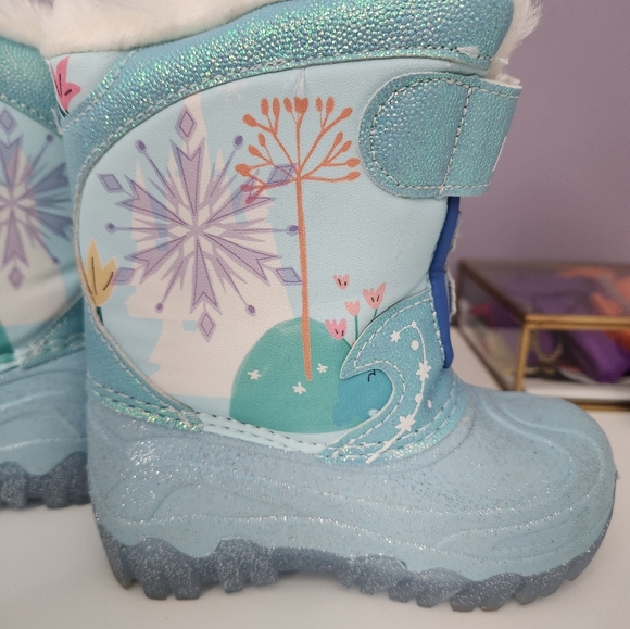 Frozen faux fur snowboots. Size 7. - Picture 5 of 6